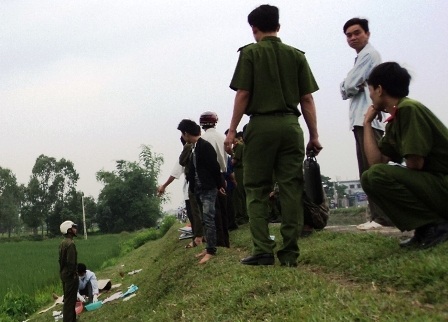 Trượt chân ngã xuống nước, một cụ già bị chết trôi    - 2