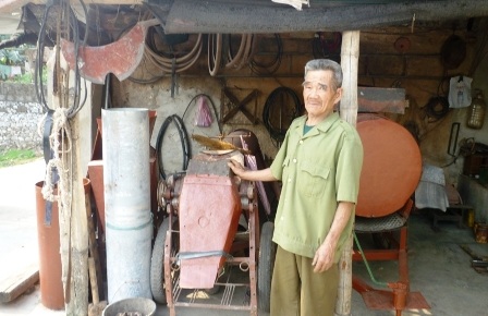 Lão nông 82 tuổi và máy nông nghiệp 5 trong 1    - 1