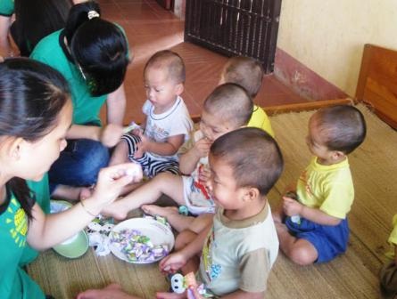 Đem “Nụ cười thiên thần” đến với trẻ em mồ côi, khuyết tật - 1