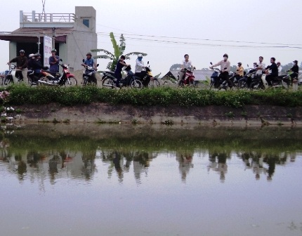 Trượt chân ngã xuống nước, một cụ già bị chết trôi    - 1