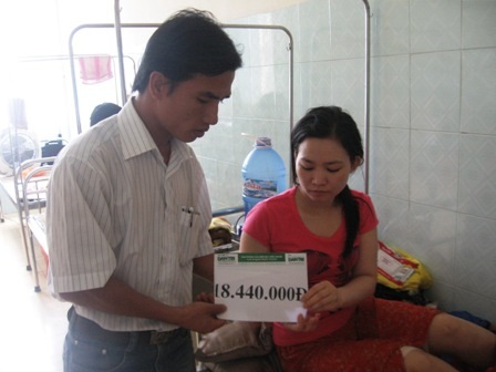 Cháu bé bị bố tẩm xăng thiêu sống đã được ghép da    - 2