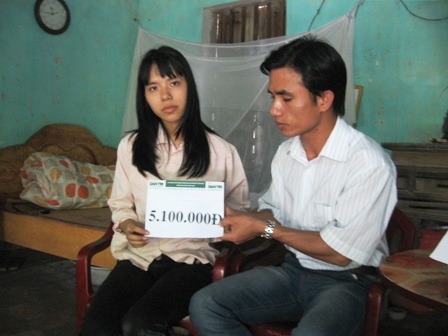 Quà nhân ái tiếp tục đến với em Phạm Thị Hà Liêm - 2