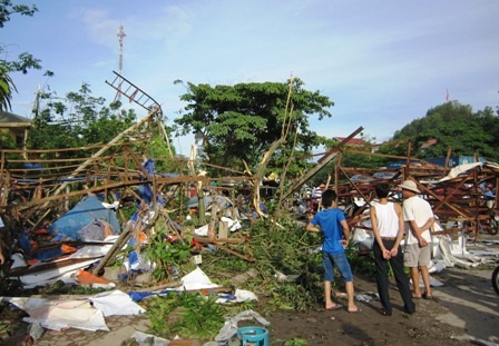 Sập biển quảng cáo "khổng lồ", 3 người bị thương - 1 Sập biển quảng cáo "khổng lồ", 3 người bị thương - 1