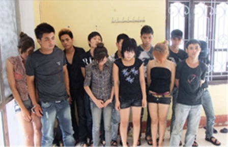 13 “nam thanh nữ tú” lắc điên cuồng trong quán karaoke - 1