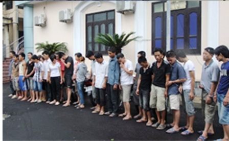 Bắt 29 con bạc, thu giữ trên 300 triệu đồng - 2 Bắt 29 con bạc, thu giữ trên 300 triệu đồng - 2