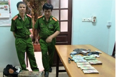 Bắt 29 con bạc, thu giữ trên 300 triệu đồng - 1 Bắt 29 con bạc, thu giữ trên 300 triệu đồng - 1