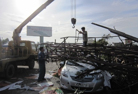 Sập biển quảng cáo "khổng lồ", 3 người bị thương - 3 Sập biển quảng cáo "khổng lồ", 3 người bị thương - 3