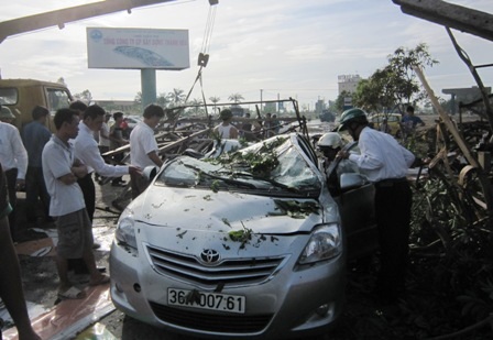 Sập biển quảng cáo "khổng lồ", 3 người bị thương - 4 Sập biển quảng cáo "khổng lồ", 3 người bị thương - 4