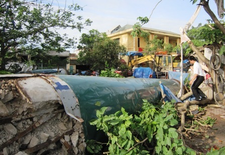 Sập biển quảng cáo "khổng lồ", 3 người bị thương - 5 Sập biển quảng cáo "khổng lồ", 3 người bị thương - 5