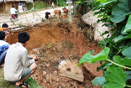 Mưa lớn, quốc lộ 217 sạt lở nghiêm trọng - 1