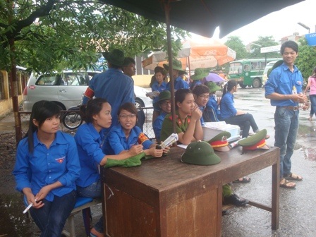 Mưa to, SV tình nguyện Thanh Hóa vẫn nhiệt tình tiếp sức mùa thi - 2