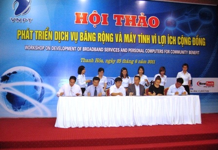 “Mỗi giáo viên 1 máy tính, mỗi phòng học một máy chiếu”    - 1