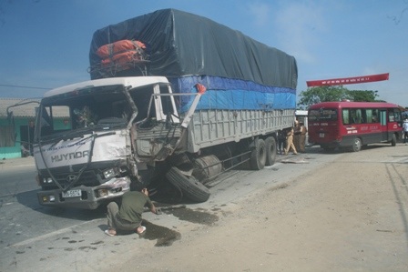 Xe tải gãy cầu gây tai nạn liên hoàn - 1 Xe tải gãy cầu gây tai nạn liên hoàn - 1