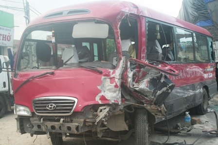 Xe tải gãy cầu gây tai nạn liên hoàn - 2 Xe tải gãy cầu gây tai nạn liên hoàn - 2