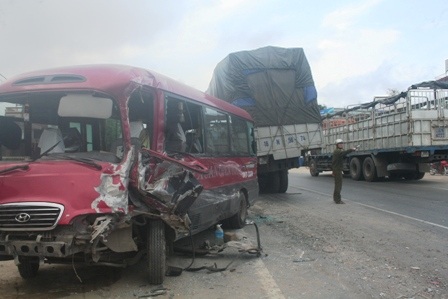 Xe tải gãy cầu gây tai nạn liên hoàn - 3 Xe tải gãy cầu gây tai nạn liên hoàn - 3