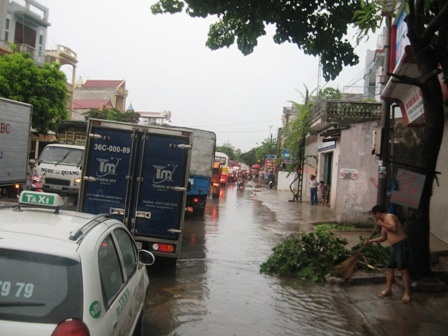 Mưa lớn, nhiều cây cối gãy đổ, ùn tắc kéo dài    - 3