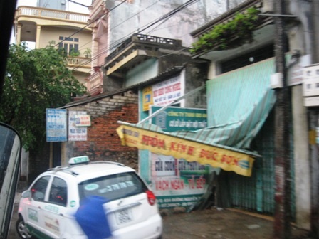 Mưa lớn, nhiều cây cối gãy đổ, ùn tắc kéo dài    - 2