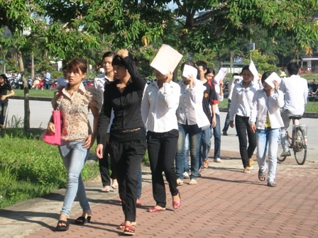 Thí sinh đội nắng đến làm thủ tục dự thi - 1