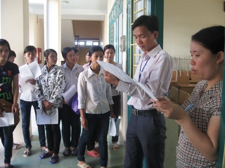 Thí sinh đội nắng đến làm thủ tục dự thi - 3