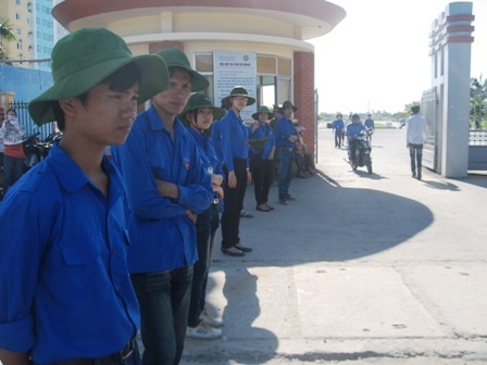 Thí sinh đội nắng đến làm thủ tục dự thi - 2