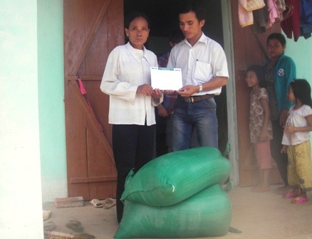 Trao 100kg gạo đến chị Đinh Thị Duyên    - 1