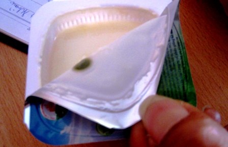 Sữa chua Mộc Châu lên mốc trước hạn sử dụng - 1