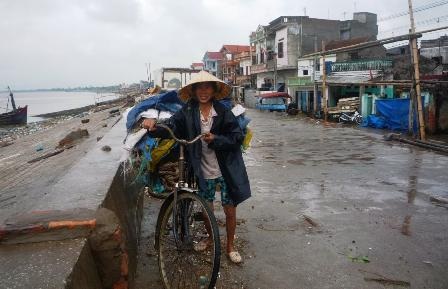 Khẩn trương đưa 8 ngư dân mắc kẹt vào bờ    - 4