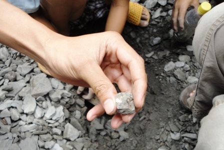 Hàng trăm người dân đổ xô đào đường tìm…“vàng” - 1