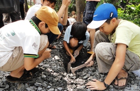 Hàng trăm người dân đổ xô đào đường tìm…“vàng” - 3