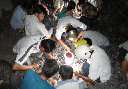 Hàng trăm người dân đổ xô đào đường tìm…“vàng” - 5