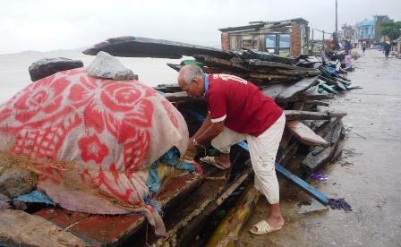 Khẩn trương đưa 8 ngư dân mắc kẹt vào bờ    - 2