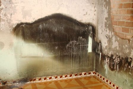 Đổ xăng lên giường, ôm vợ con “hờ” tự thiêu - 3 Đổ xăng lên giường, ôm vợ con “hờ” tự thiêu - 3