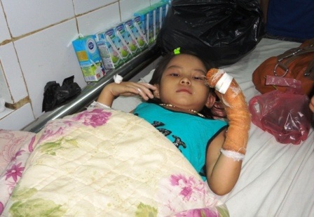 Đổ xăng lên giường, ôm vợ con “hờ” tự thiêu   - 1