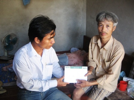 Trao quà nhân ái tới em Phạm Văn Ngân    - 2