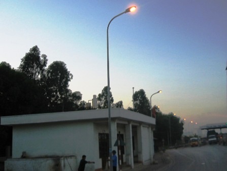 Hàng trăm bóng điện vẫn sáng rực ban ngày    - 6