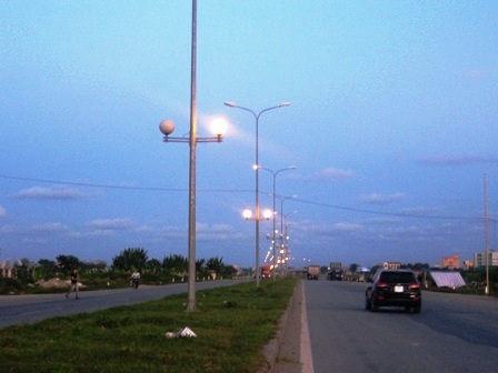 Hàng trăm bóng điện vẫn sáng rực ban ngày    - 5