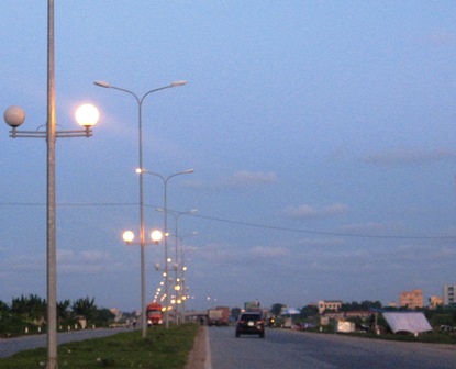 Hàng trăm bóng điện vẫn sáng rực ban ngày    - 4