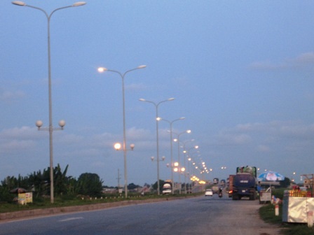 Hàng trăm bóng điện vẫn sáng rực ban ngày    - 3