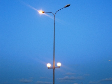 Hàng trăm bóng điện vẫn sáng rực ban ngày    - 2