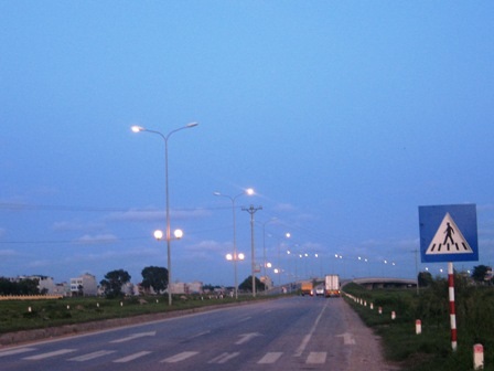 Hàng trăm bóng điện vẫn sáng rực ban ngày    - 1