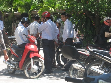 Chen chúc mua hồ sơ tuyển dụng giáo viên THPT năm 2011    - 9