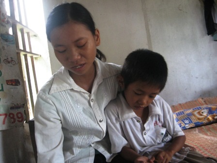 Cảnh sống cơ cực của cô bé 14 tuổi nuôi em ăn học   - 1