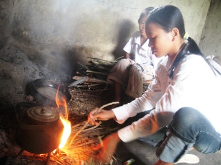 Cảnh sống cơ cực của cô bé 14 tuổi nuôi em ăn học   - 3