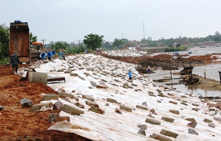 Hối hả di dân khi cơn bão đang tiến sát bờ - 13