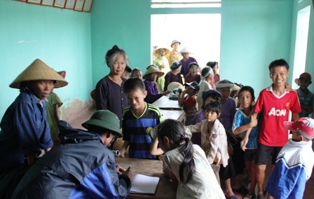 Hối hả di dân khi cơn bão đang tiến sát bờ - 12