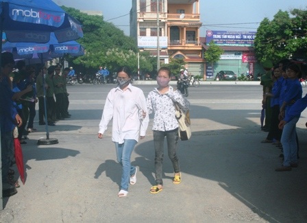 Thí sinh làm thủ tục dự thi đợt 2 trong tiết trời mát mẻ - 8