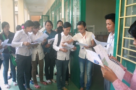 Thí sinh làm thủ tục dự thi đợt 2 trong tiết trời mát mẻ - 5