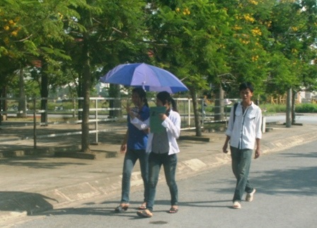 Thí sinh làm thủ tục dự thi đợt 2 trong tiết trời mát mẻ - 2