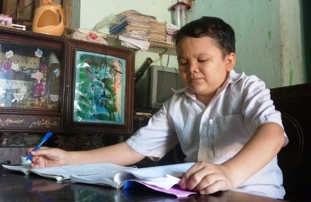 Gặp chàng tân cử nhân CNTT cao 1m, nặng 29kg    - 1