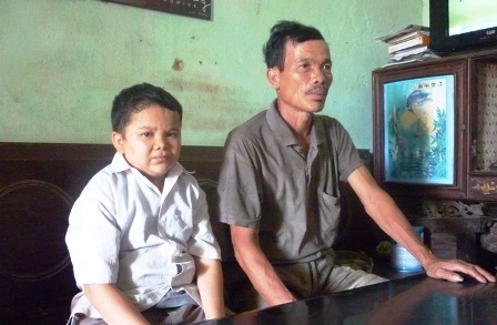 Gặp chàng tân cử nhân CNTT cao 1m, nặng 29kg    - 2